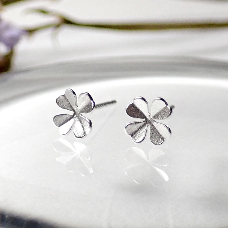 Last One-Mini Clover Matte Sterling Silver Ear Pin Earrings - ต่างหู - เงินแท้ สีเงิน