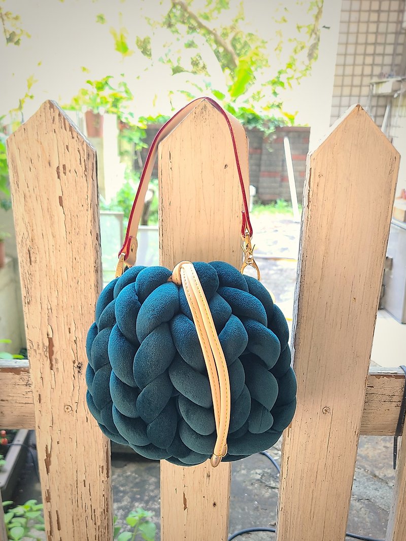 Portable Velvet Woven Small Bucket Bag - กระเป๋าถือ - ผ้าฝ้าย/ผ้าลินิน สีเขียว