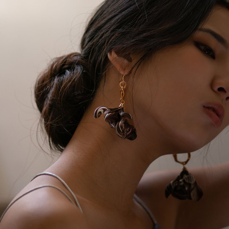 Swirl | 旋渦巧克力色刺繡大花耳勾耳環 - Earrings & Clip-ons - Other Materials Brown