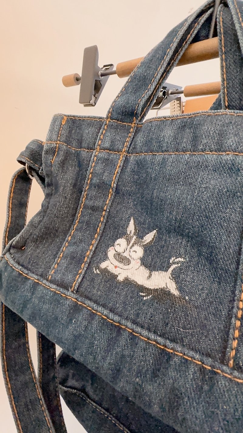 Hand-painted denim bag x Whose dog Chihuahua denim bag handbag shoulder bag side backpack back - กระเป๋าแมสเซนเจอร์ - ผ้าฝ้าย/ผ้าลินิน สีน้ำเงิน