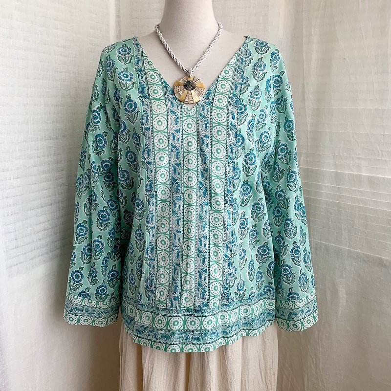 【Amoha】Indian woodblock print V-neck top - เสื้อผู้หญิง - ผ้าฝ้าย/ผ้าลินิน สีน้ำเงิน