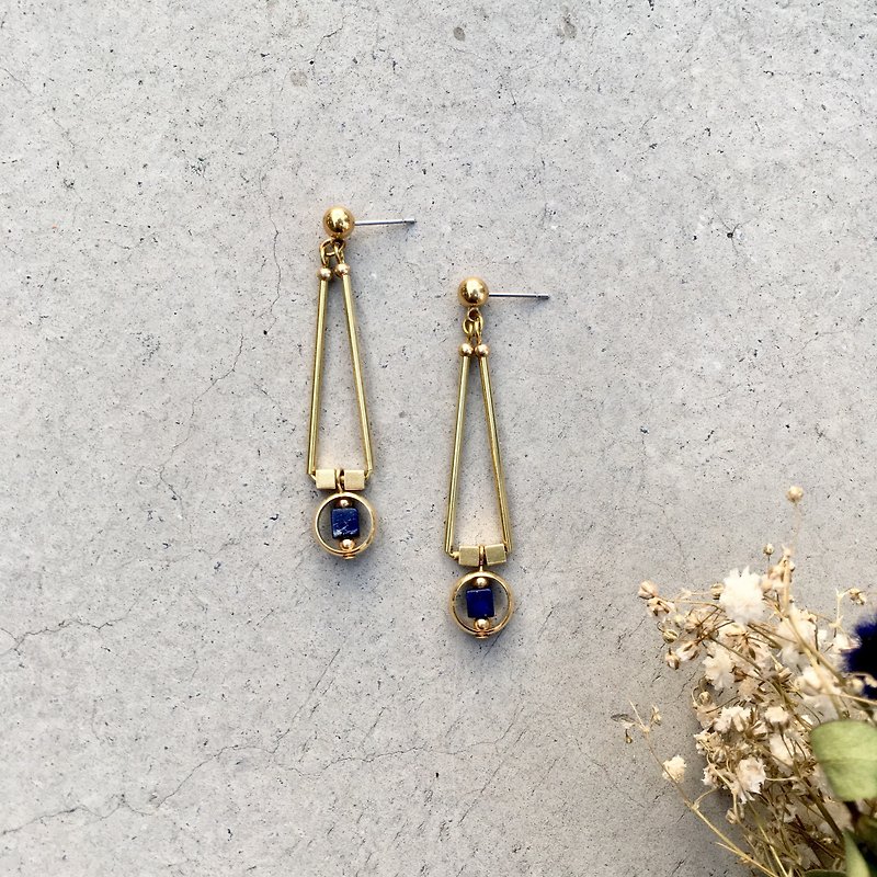 Dark blue elegant brass lapis lazuli earrings ear clip - ต่างหู - โลหะ สีทอง