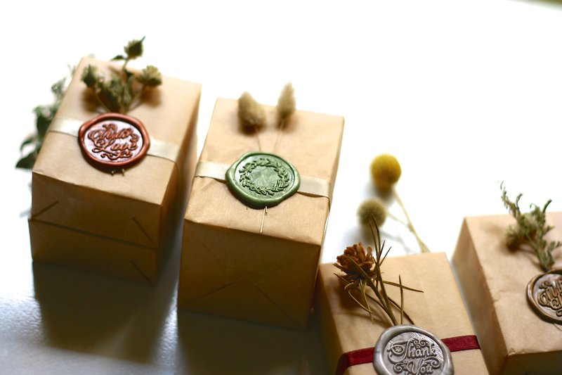 handmade soap and dried flowers sealed with wax - เทียน/เชิงเทียน - ขี้ผึ้ง สีนำ้ตาล