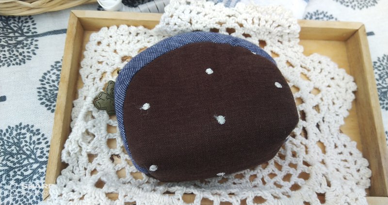 刺繡圓點咖啡色手縫拉鍊零錢包 收納包 - 零錢包/小錢包 - 棉．麻 咖啡色
