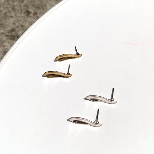 An sisters 羽毛造型金屬耳環 Feather earrings