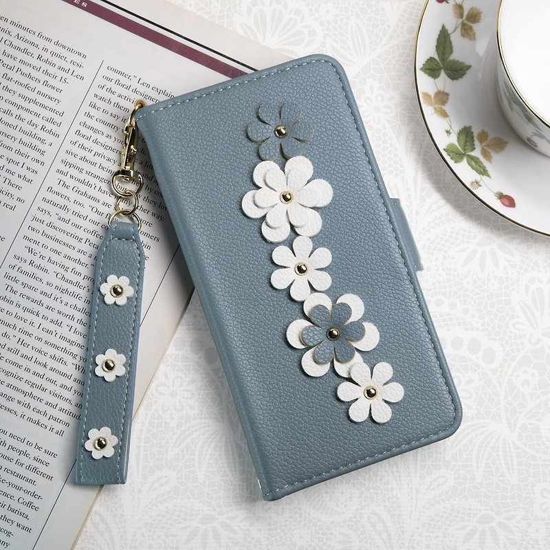 Aguchi iPhone 14/15 series floral rivet three-dimensional flower mobile phone leather case-Azure - เคส/ซองมือถือ - วัสดุอื่นๆ สีน้ำเงิน