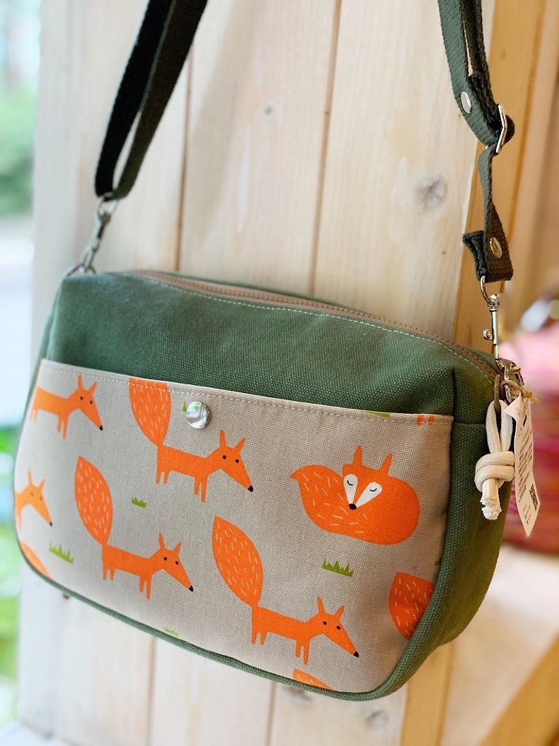 [Good day hand made] Handmade. Walking fox / universal bag / / cross-body bag / shoulder bag - กระเป๋าแมสเซนเจอร์ - ผ้าฝ้าย/ผ้าลินิน สีเขียว