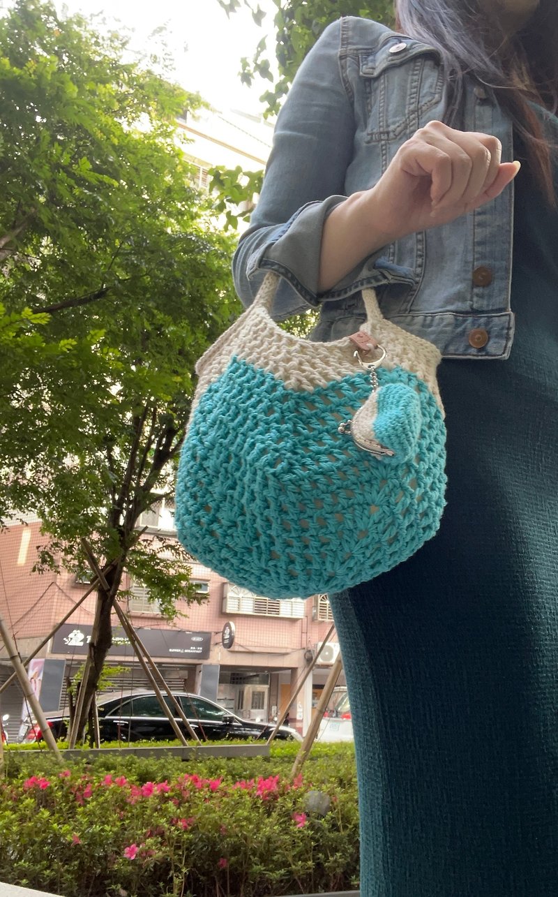Grid hollow fat woven bag-color matching-turquoise blue + white handbag/shoulder/Mother bag/hand - กระเป๋าถือ - ผ้าฝ้าย/ผ้าลินิน 