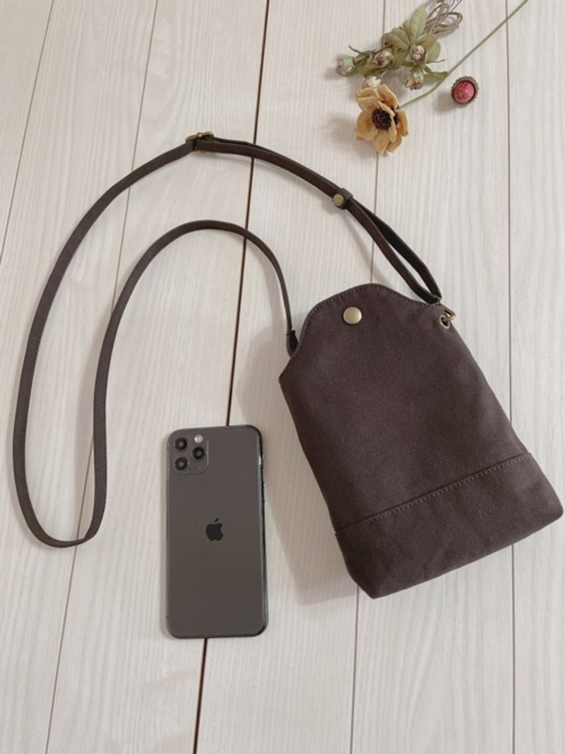 Kurashiki Canvas Smartphone Pochette Mini Sacoche Smartphone Shoulder Smartphone Pouch Autumn Chocolate Brown - กระเป๋าแมสเซนเจอร์ - ผ้าฝ้าย/ผ้าลินิน 