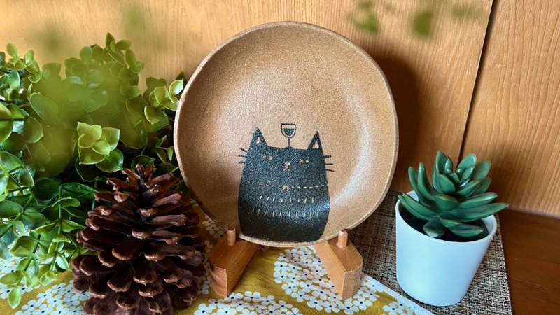 手工貓咪盤－005紅酒喵 - 碟/盤子/餐盤 - 陶 卡其色