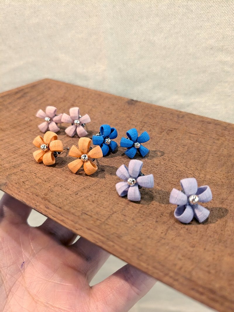 Textured flower earrings-Xiaohua - ต่างหู - วัสดุอื่นๆ สีกากี