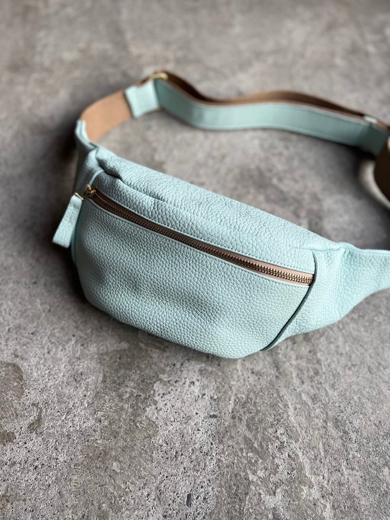 胸包 水藍 義大利精品牛皮 斜肩包 貼身旅行包 出國防盜 - 側背包/斜背包 - 真皮 藍色