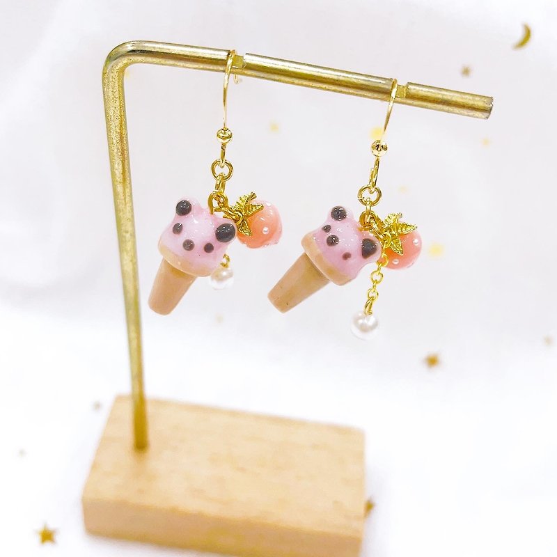 Strawberry Bear Cone Earrings - ต่างหู - พลาสติก สึชมพู