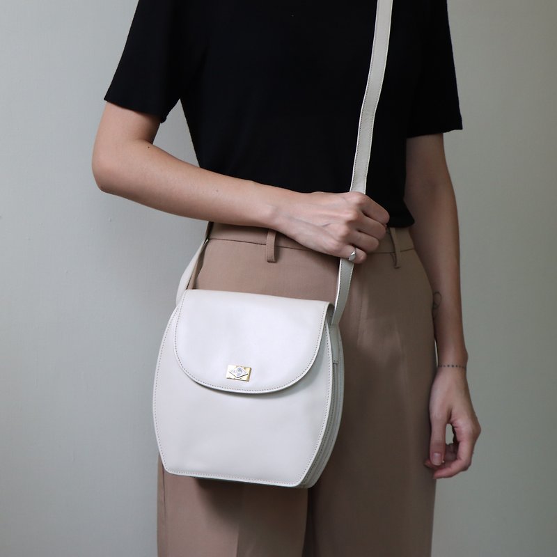 Vintage Bally Offwhite Calfskin Leather Round Shoulder Bag - กระเป๋าแมสเซนเจอร์ - หนังแท้ ขาว