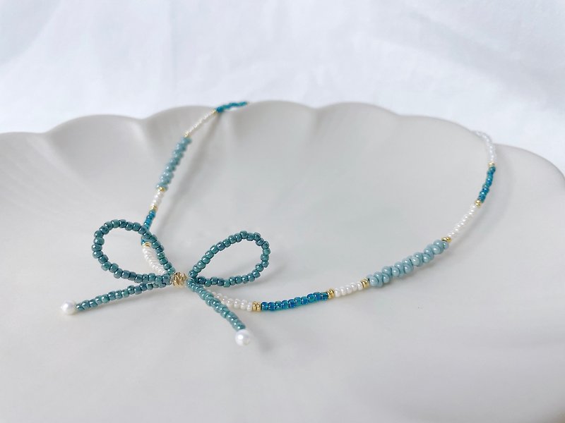 Lake green bow Japanese beaded necklace choker clavicle chain - สร้อยคอ - วัสดุอื่นๆ สีน้ำเงิน