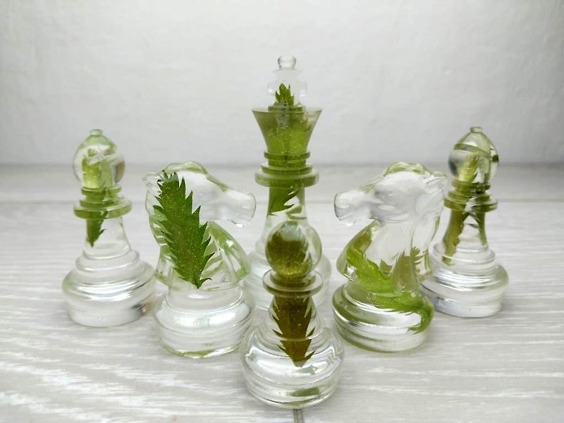 Modern resin chess pieces | Best gift for husband | Unique chess set - บอร์ดเกม - เรซิน สีเขียว