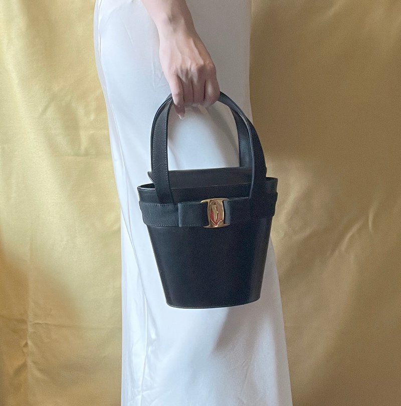 Frerragamo黑色蝴蝶結皮革菜籃子手提袋手挽包 日本中古Vintage - 手提包/手提袋 - 真皮 黑色