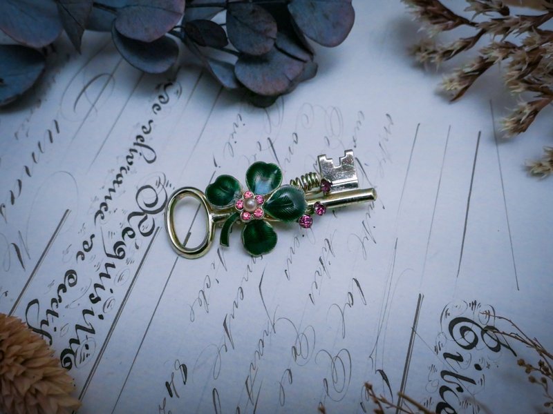 Coro enamel clover key brooch—American antique jewelry Vintage Jewelry - เข็มกลัด - วัตถุเคลือบ 