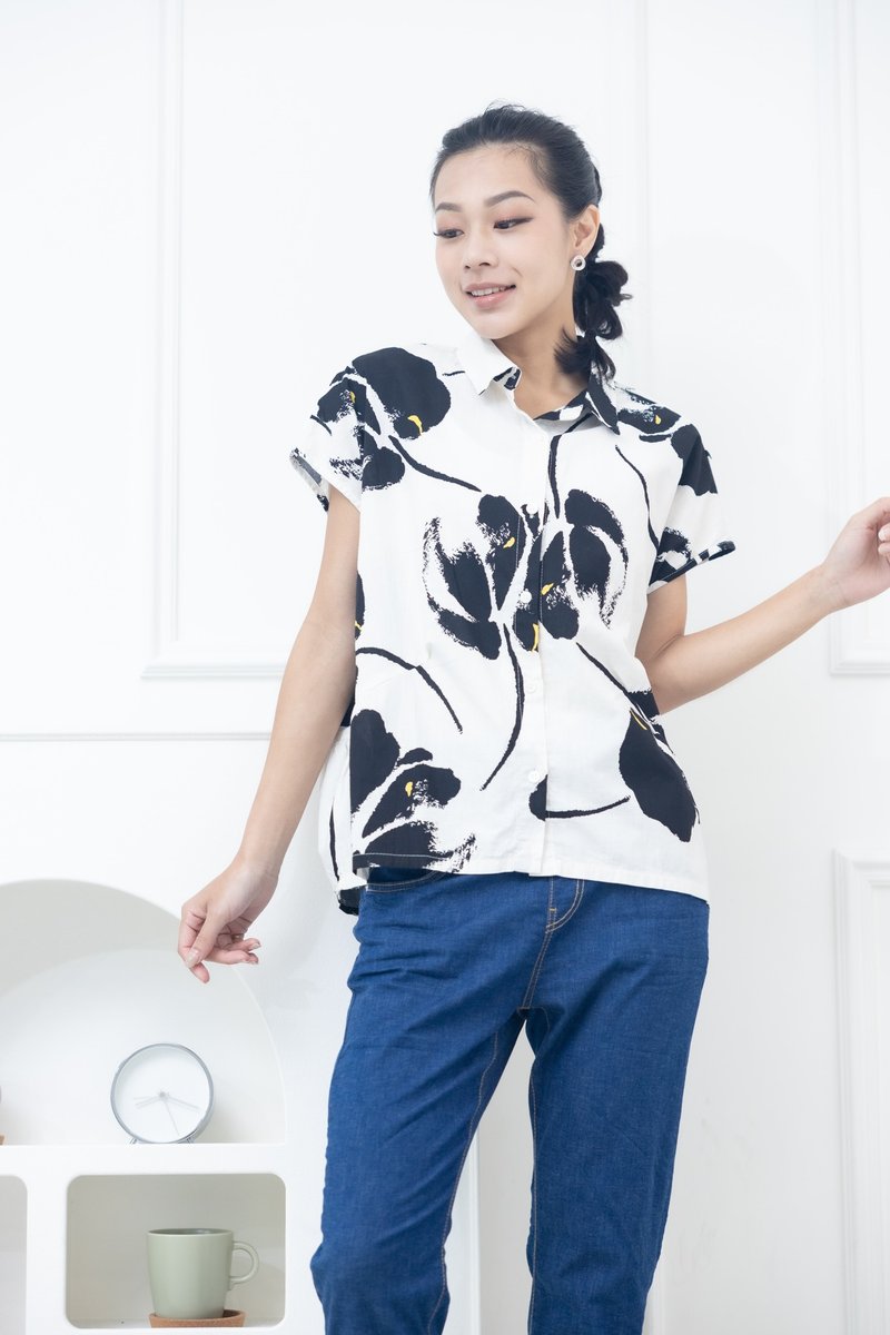 Black watercolor large floral sleeveless shirt on white - เสื้อยืดผู้หญิง - วัสดุอื่นๆ ขาว