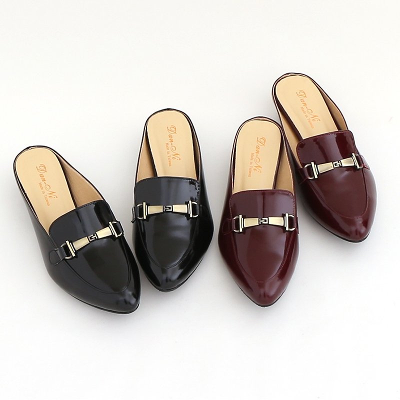 With shoes modern fashion metal jewelry pointed patent leather low heel slippers Mules shoes (100-10) - รองเท้าลำลองผู้หญิง - หนังแท้ สีดำ