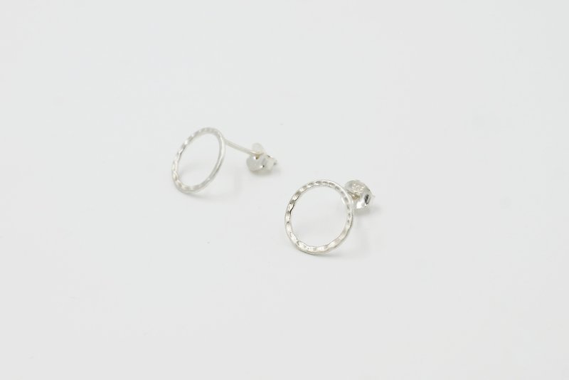 I-Shan13 knock pattern circle earrings - ต่างหู - เงินแท้ สีเงิน