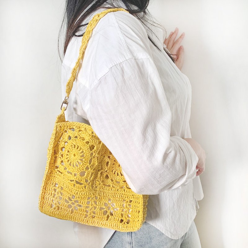 Sunflower Raffia Woven Bag - กระเป๋าแมสเซนเจอร์ - วัสดุอื่นๆ สีเหลือง