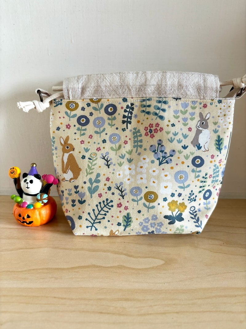 Flower and grass bunny drawstring bag - กระเป๋าแมสเซนเจอร์ - ผ้าฝ้าย/ผ้าลินิน 