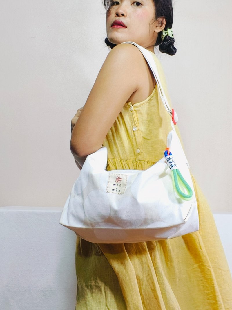 白色圓點印花日本棉質雙面單肩包可調式肩帶 - 側背包/斜背包 - 棉．麻 白色