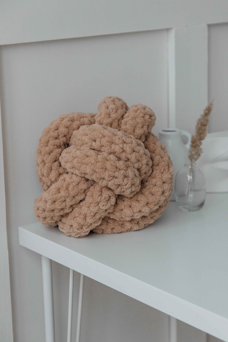 Knot pillow. Danish style. Boucle designer pillow. Scandi, rustic boho decor - หมอน - เส้นใยสังเคราะห์ สีทอง