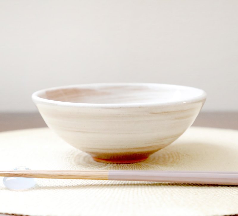 A large rice bowl with a soft earthen taste and white brushed finish - Bowls - Pottery Brown