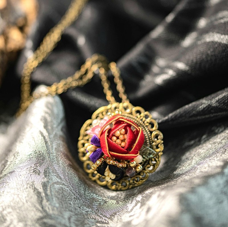 Twining flower dark forest necklace/pin dual use (main flower red) Chunzaihua - Necklaces - Thread 