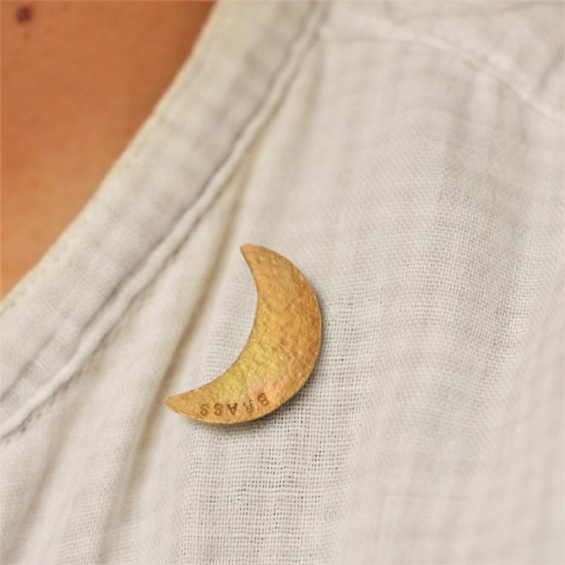 Crescent moon Chibi brooch material brass - Brooches - Copper & Brass Gold