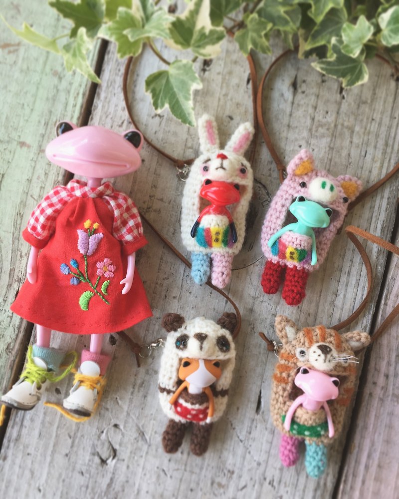 wonder frog小青蛙用的手工日本美麗諾羊毛編織動物造型背袋 - 吊飾 - 羊毛 多色