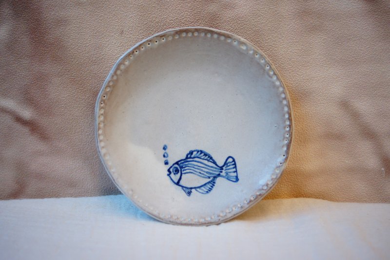 Handmade pink fish plate Ø 12cm round dish dessert plate bone plate jewelry plate - จานเล็ก - ดินเผา สีน้ำเงิน