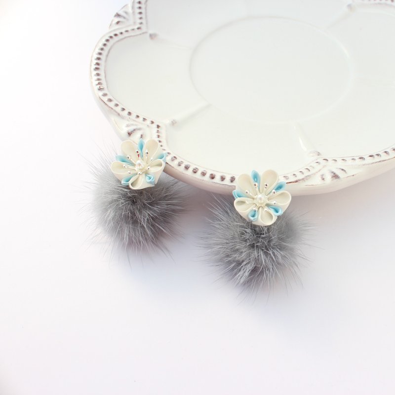 Earring kanzashi white snow - ต่างหู - ผ้าไหม ขาว