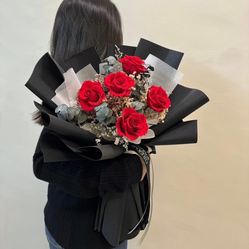 Red eternal rose bouquet Valentine's Day bouquet - ช่อดอกไม้แห้ง - พืช/ดอกไม้ สีแดง