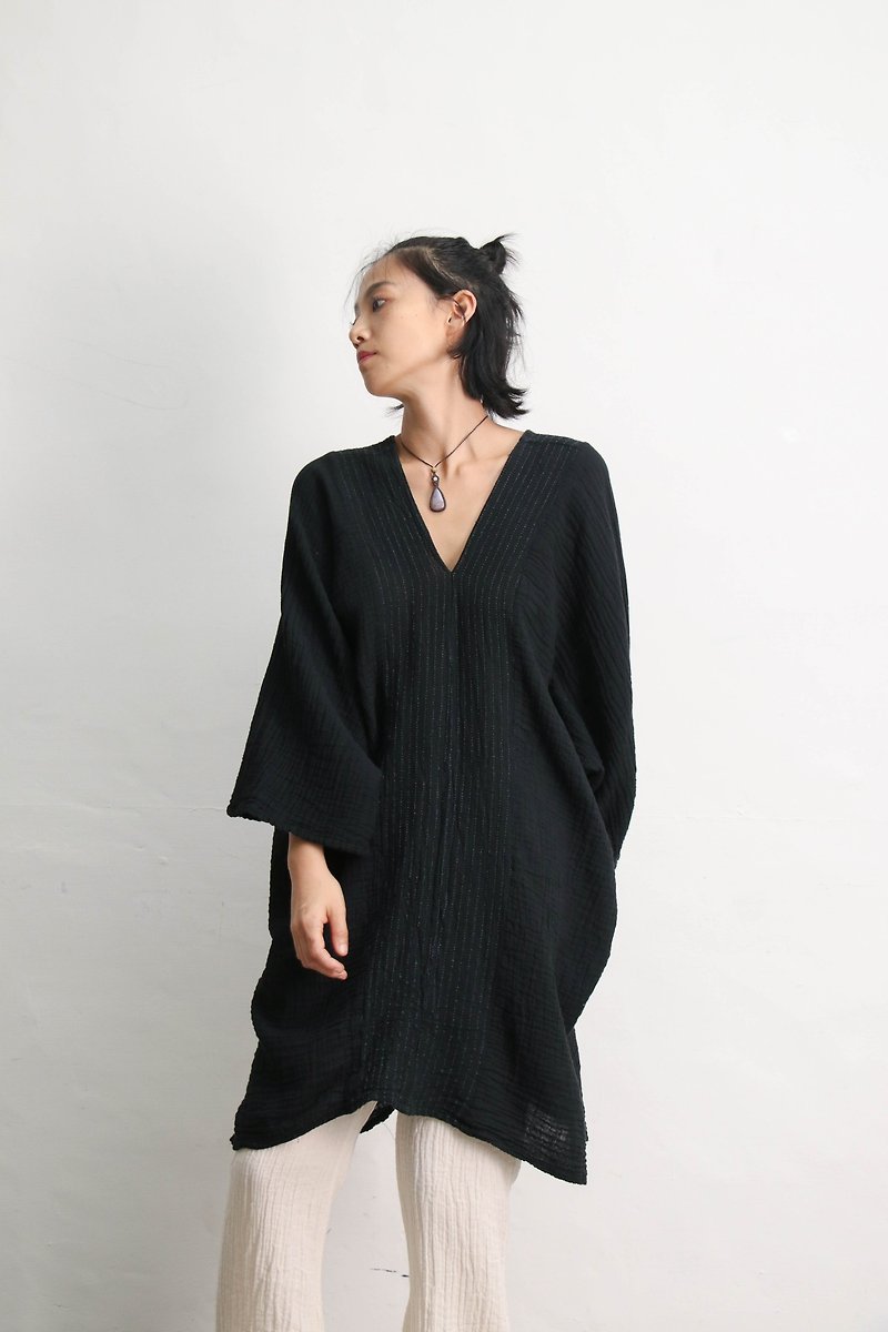 V-neck embossed long-sleeved top black - เสื้อผู้หญิง - ผ้าฝ้าย/ผ้าลินิน สีดำ