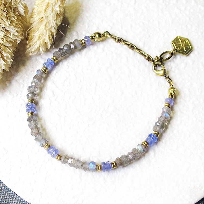 VIIART. demeanor. Natural Tanzanite Labradorite Spectrum Stone Bronze Bracelet - สร้อยข้อมือ - ทองแดงทองเหลือง สีน้ำเงิน