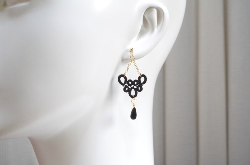 Tatting lace and Czech beads triangle earrings noir - ต่างหู - ผ้าฝ้าย/ผ้าลินิน สีดำ