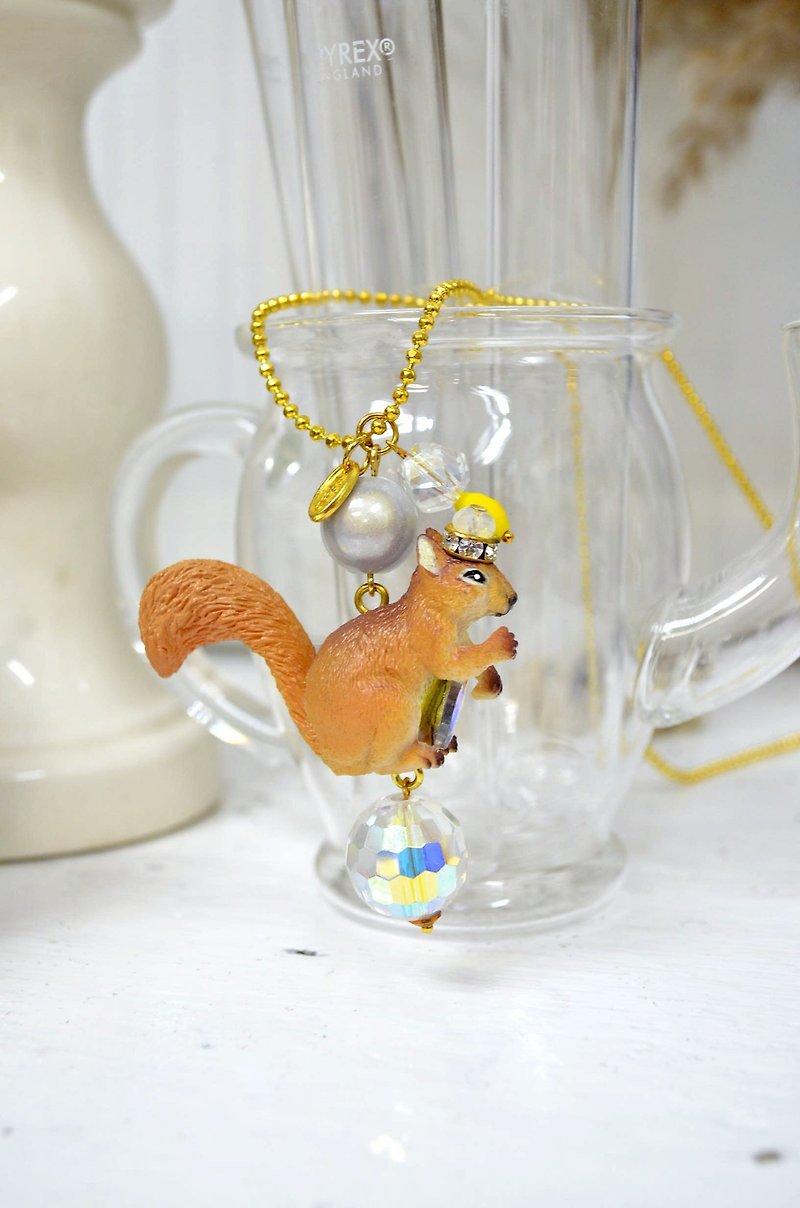 TIMBEE LO Squirrel Hold Crystal Necklace Gold-plated Bronze Chain Bead Chain Cute Animal Forest Department - สร้อยติดคอ - พลาสติก สีทอง