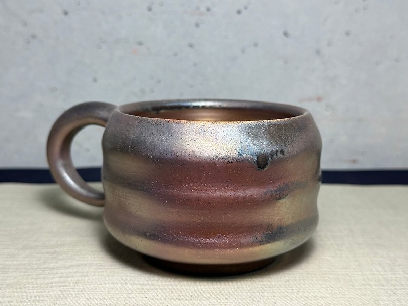 Mug/firewood/handmade/gold color/Yang Boyong/gift - Mugs - Pottery 