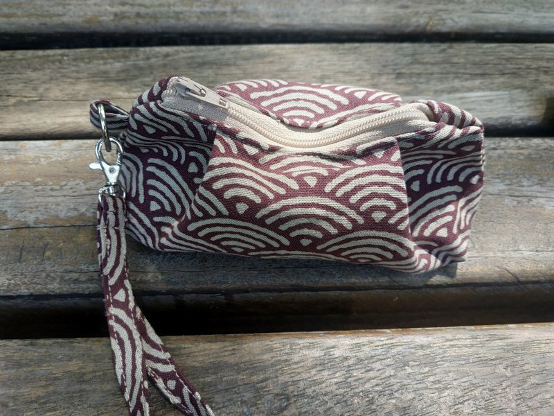 Clutch storage bag discount bag fat dumpling shape Japanese wavy pattern (dark red) - กระเป๋าคลัทช์ - ผ้าฝ้าย/ผ้าลินิน สีแดง