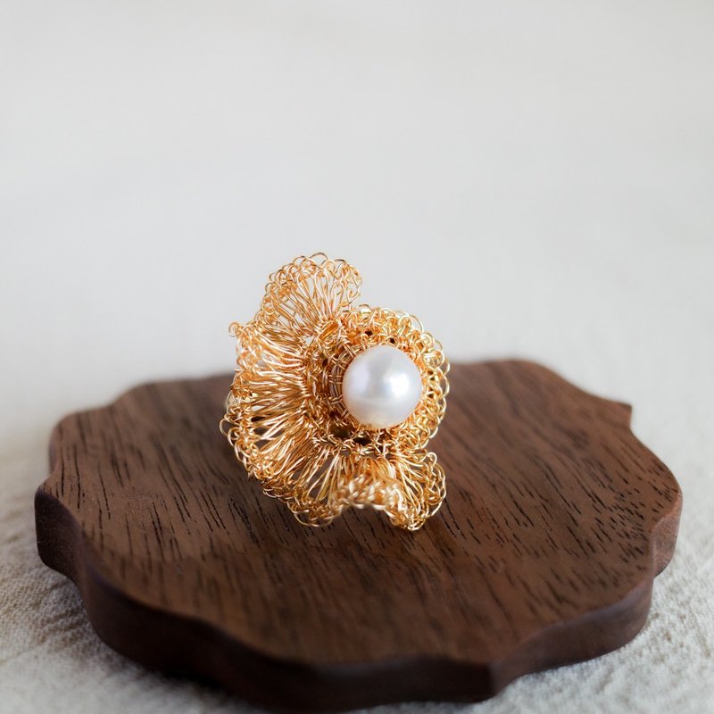 Hand-knitted frilled wire flower and freshwater pearl ring, gold - แหวนทั่วไป - ไข่มุก สีทอง