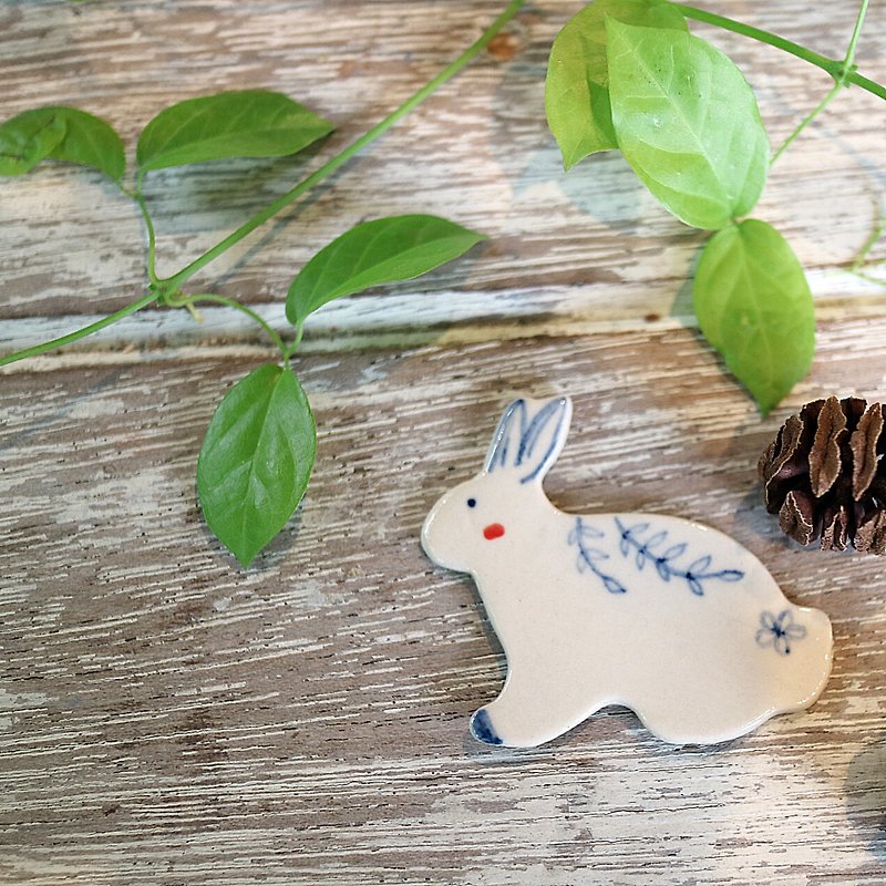 Rabbit in the moon brooch - 胸針 - 陶 