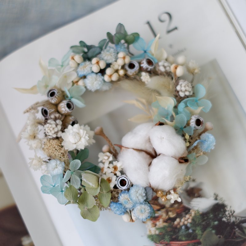 Unfinished | Charming Snowy Winter Dry Flower Fruit Cotton Wreath Spot - ช่อดอกไม้แห้ง - พืช/ดอกไม้ สีน้ำเงิน