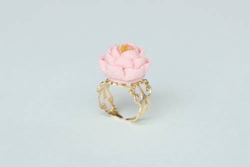 あんみつゆっか 椿のリング ピンク 着物 正絹 指輪 つまみ細工 和 浴衣 着物 丸薔薇 バラ 薔薇 玉バラ