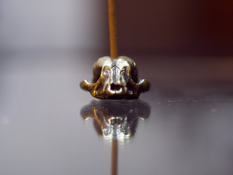 スケルトンシリーズ 短頭犬 ドクロ お香立て - アロマ・線香 - 銅・真鍮 ゴールド