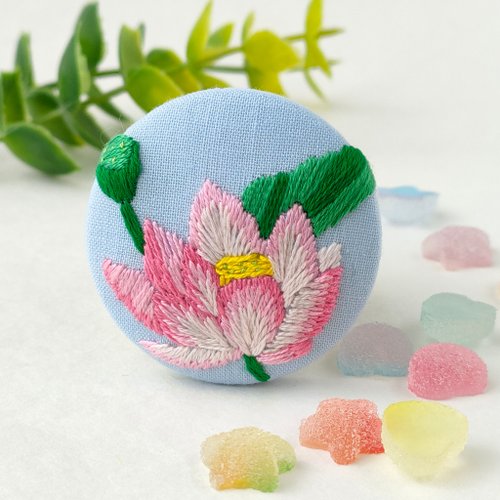 蓮の花刺繍ブローチ - ショップ かなちゃん手刺繍工房 編み物/刺繍/羊毛フェルト/裁縫 - Pinkoi