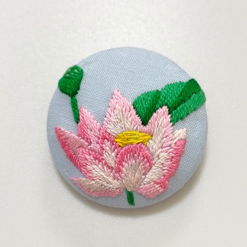 蓮の花刺繍ブローチ - ショップ かなちゃん手刺繍工房 編み物/刺繍/羊毛フェルト/裁縫 - Pinkoi