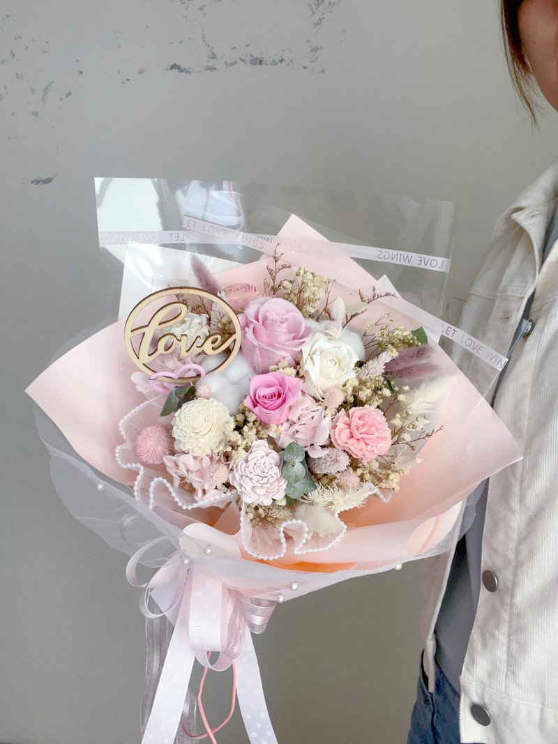 【520花束】永生粉玫瑰捧花型花束 求婚花束 告白花束 附提袋 - 乾燥花/永生花 - 植物．花 粉紅色